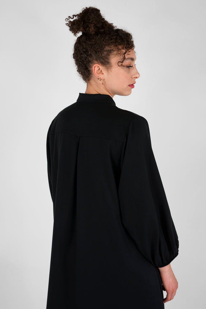 Kleid in A-Linie aus fliessender Tencel-Qualität in schwarz