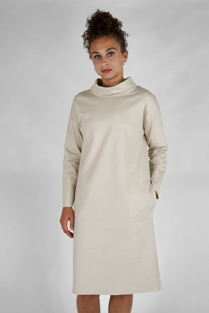 Kleid mit Rollkragen aus Viskose-Mix-Qualität in beige