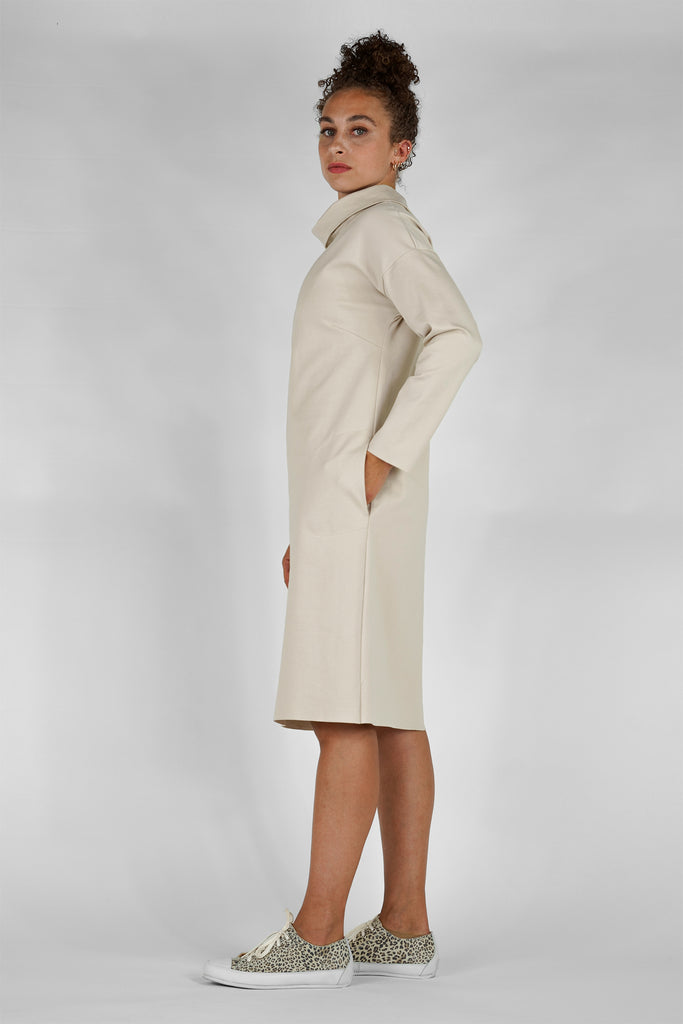 Kleid mit Rollkragen aus Viskose-Mix-Qualität in beige