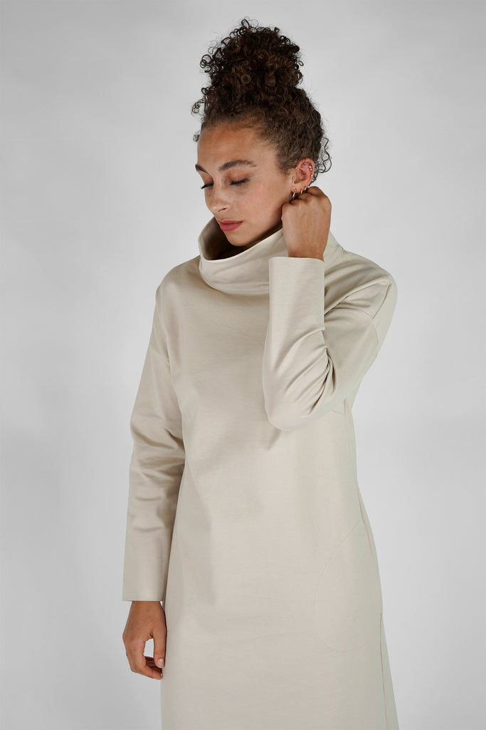 Kleid mit Rollkragen aus Viskose-Mix-Qualität in beige