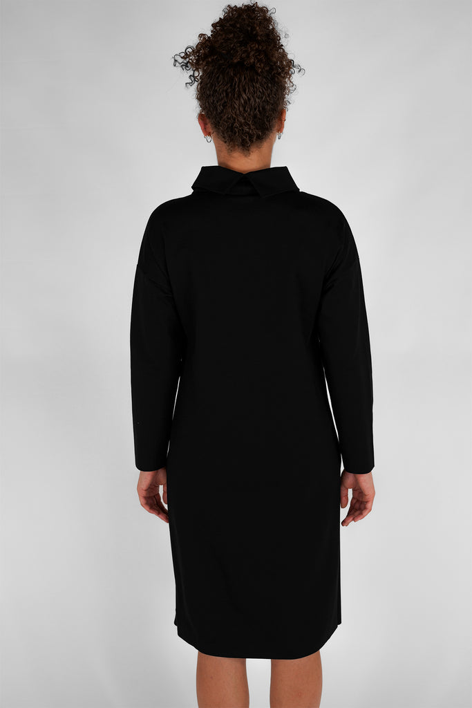 Kleid mit Rollkragen aus Viskose-Mix-Qualität in schwarz