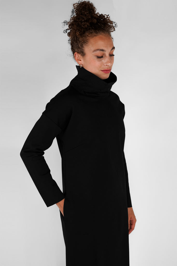 Kleid mit Rollkragen aus Viskose-Mix-Qualität in schwarz