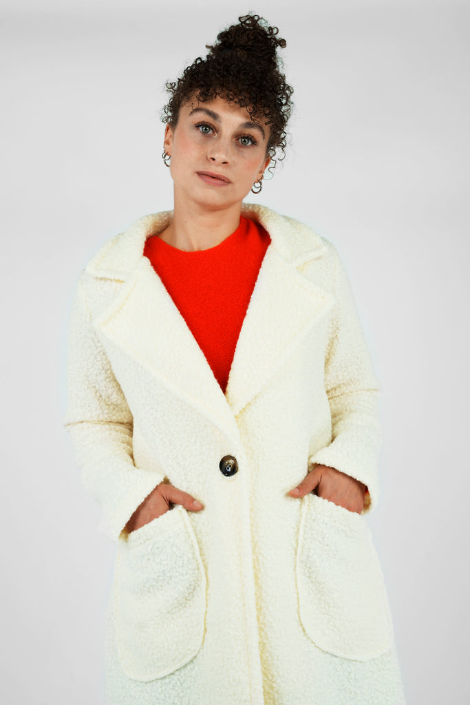 Kurzer Mantel in Bouclé-Optik in creme