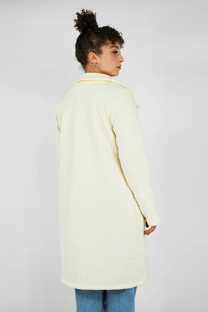 Kurzer Mantel in Bouclé-Optik in creme