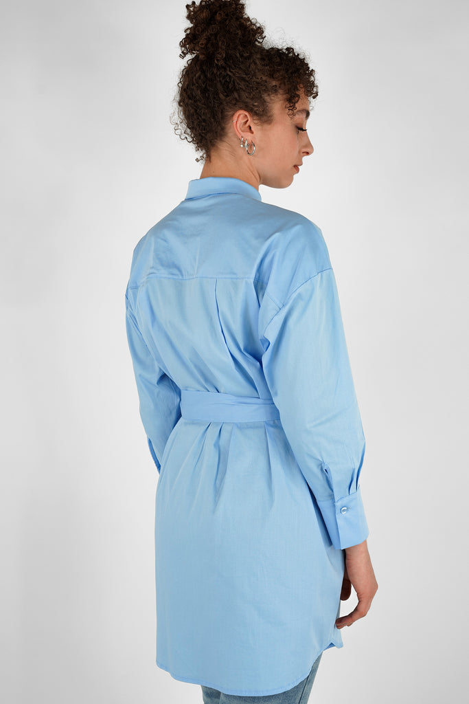 Kurzes Blusenkleid mit Gurt aus Baumwoll-Popeline in hellblau.