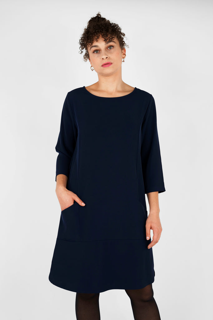 Kurzes Kleid aus fliessender Qualität in dunkelblau.
