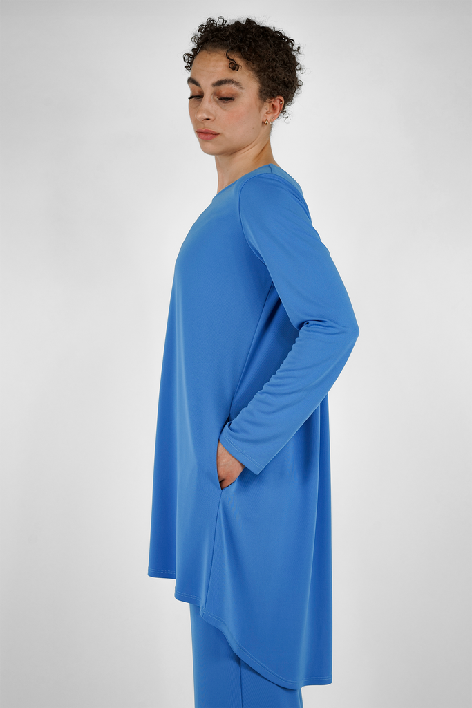 Kurzes Kleid mit Rückenfalten aus fliessender Qualität in blau
