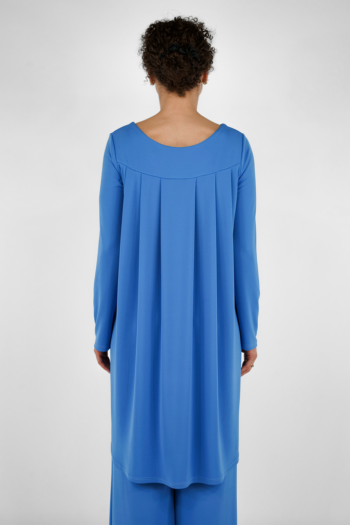 Kurzes Kleid mit Rückenfalten aus fliessender Qualität in blau