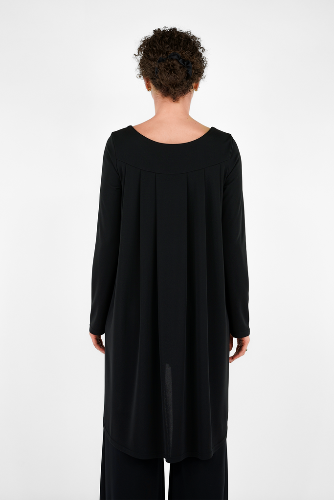 Kurzes Kleid mit Rückenfalten aus fliessender Qualität in schwarz