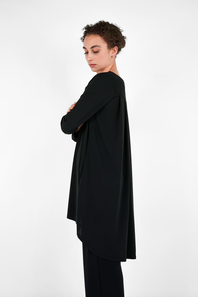 Kurzes Kleid mit Rückenfalten aus fliessender Qualität in schwarz