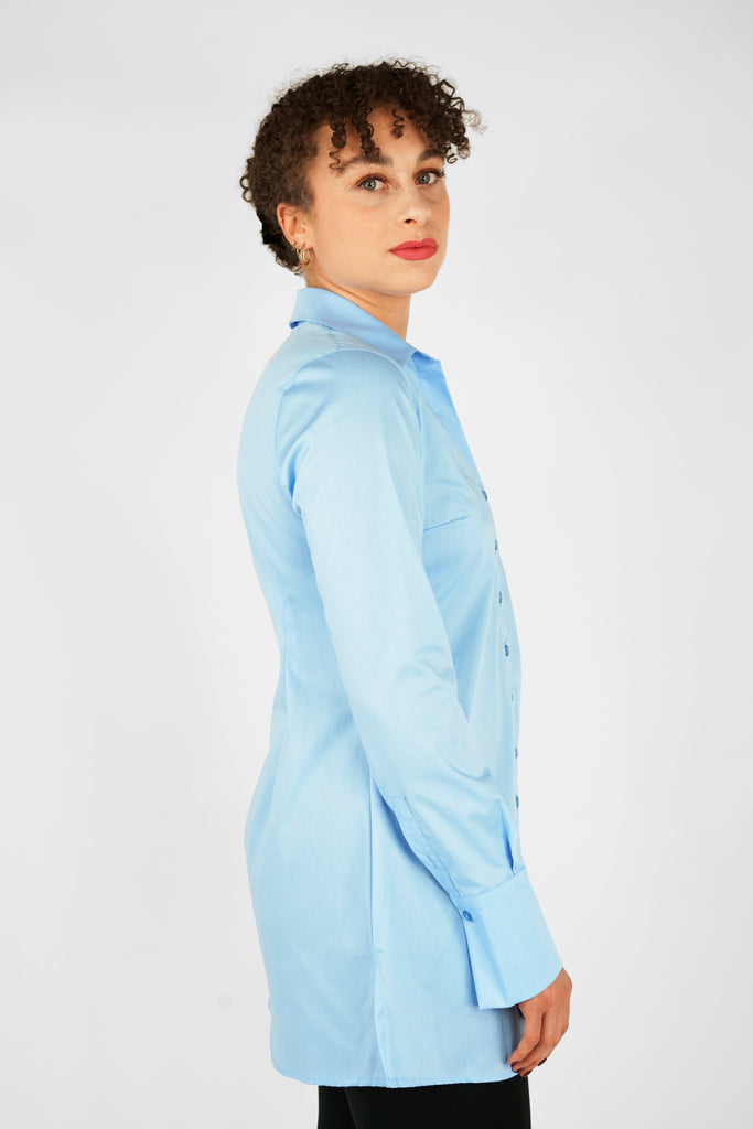 Langarm-Bluse in Stretch-Popeline-Qualität in hellblau.