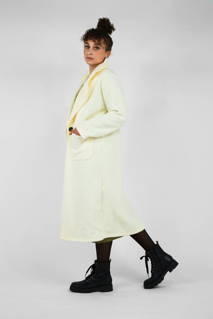 Langer Mantel in Bouclé-Optik in creme