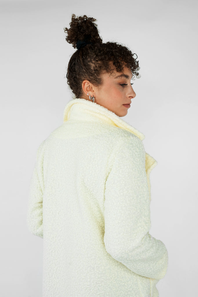 Langer Mantel in Bouclé-Optik in creme