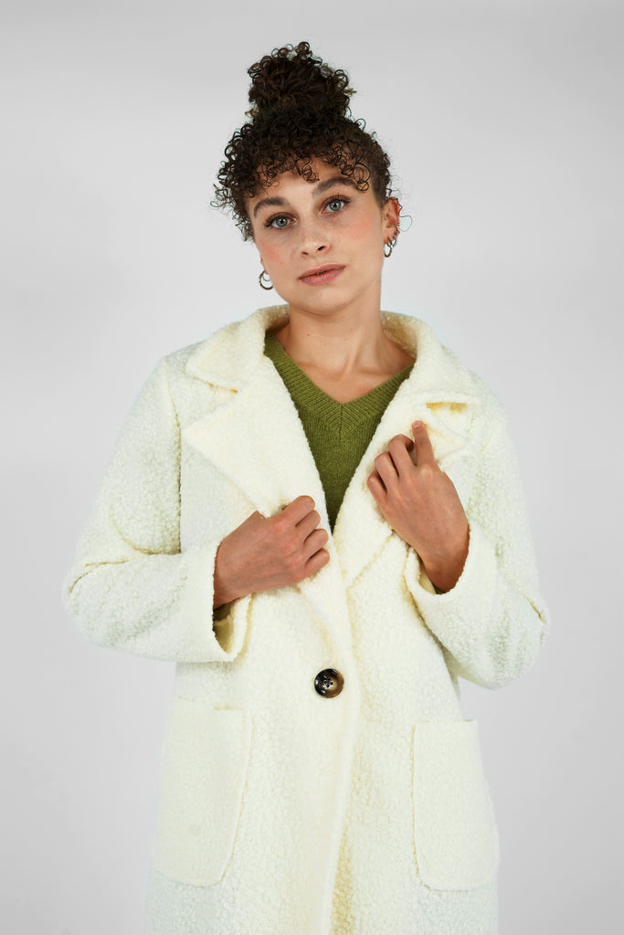 Langer Mantel in Bouclé-Optik in creme