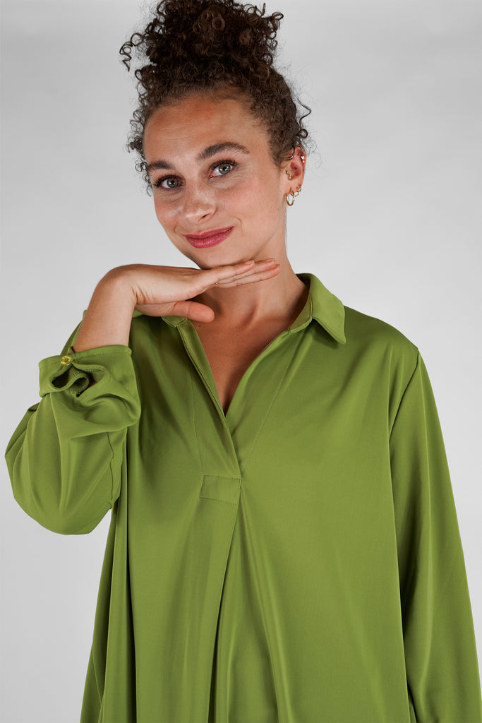 Langes Blusenshirt aus fliessender Qualität in grün