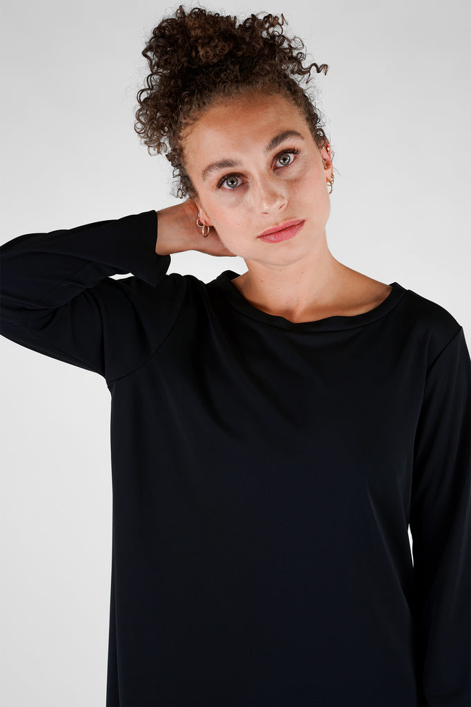 Langes Shirt mit Rückenschlitz in schwarz