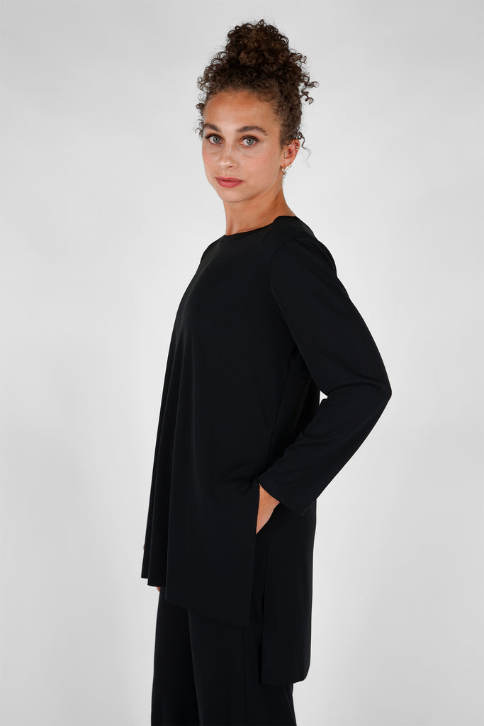 Langes Shirt mit Rückenschlitz in schwarz