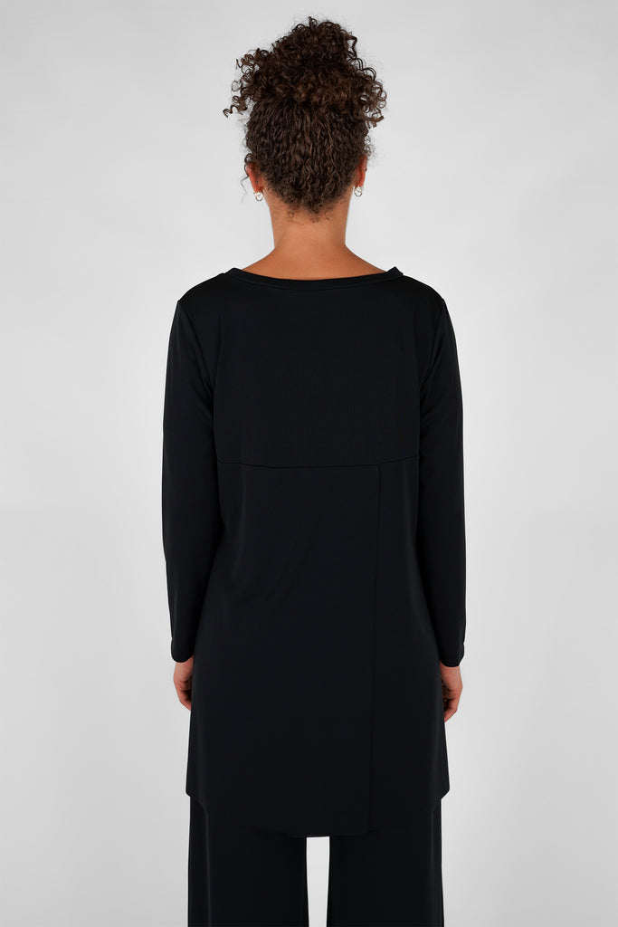 Langes Shirt mit Rückenschlitz in schwarz
