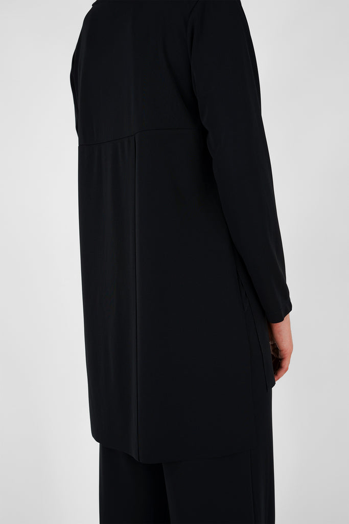 Langes Shirt mit Rückenschlitz in schwarz