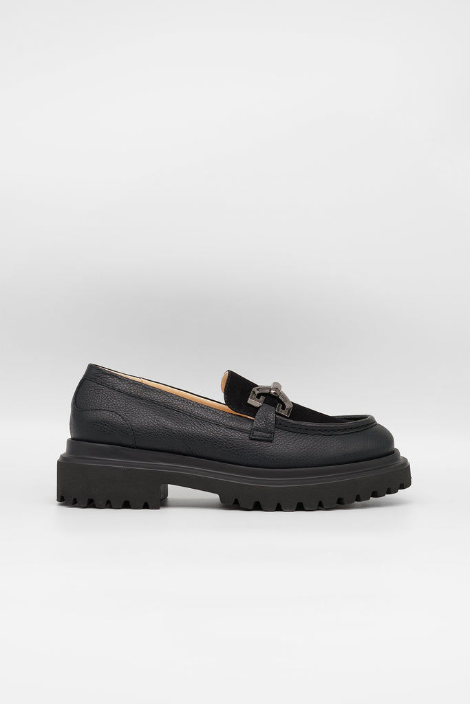 Loafer mit Metallschnalle aus genarbtem Leder in schwarz