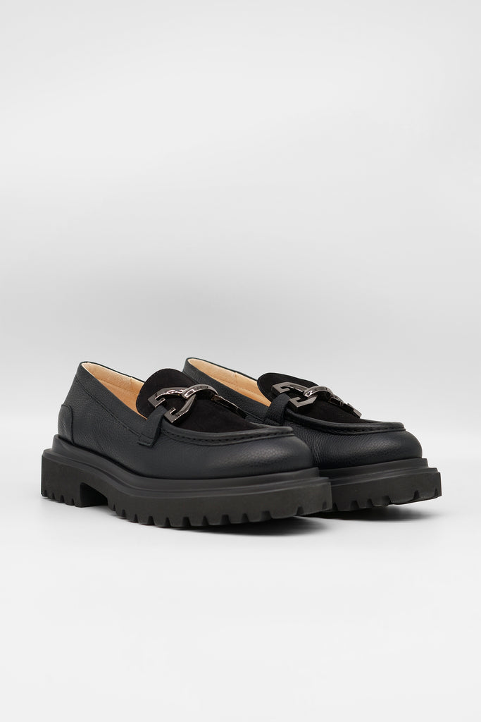 Loafer mit Metallschnalle aus genarbtem Leder in schwarz