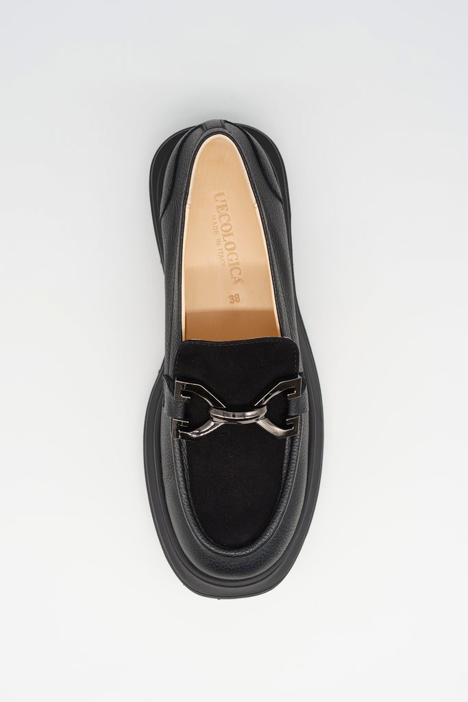 Loafer mit Metallschnalle aus genarbtem Leder in schwarz