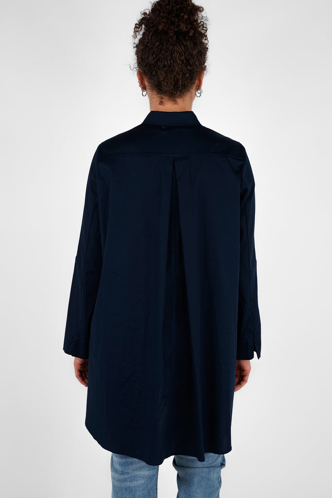 Long-Bluse mit Rückenfalte aus Baumwoll-Popeline in dunkelblau.