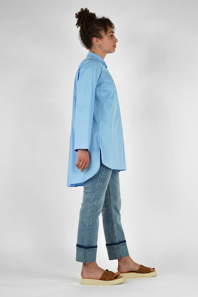 Long-Bluse mit Rückenfalte aus Baumwoll-Popeline in hellblau.