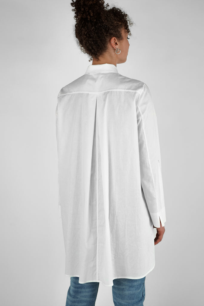 Long-Bluse mit Rückenfalte aus Baumwoll-Popeline in weiss.