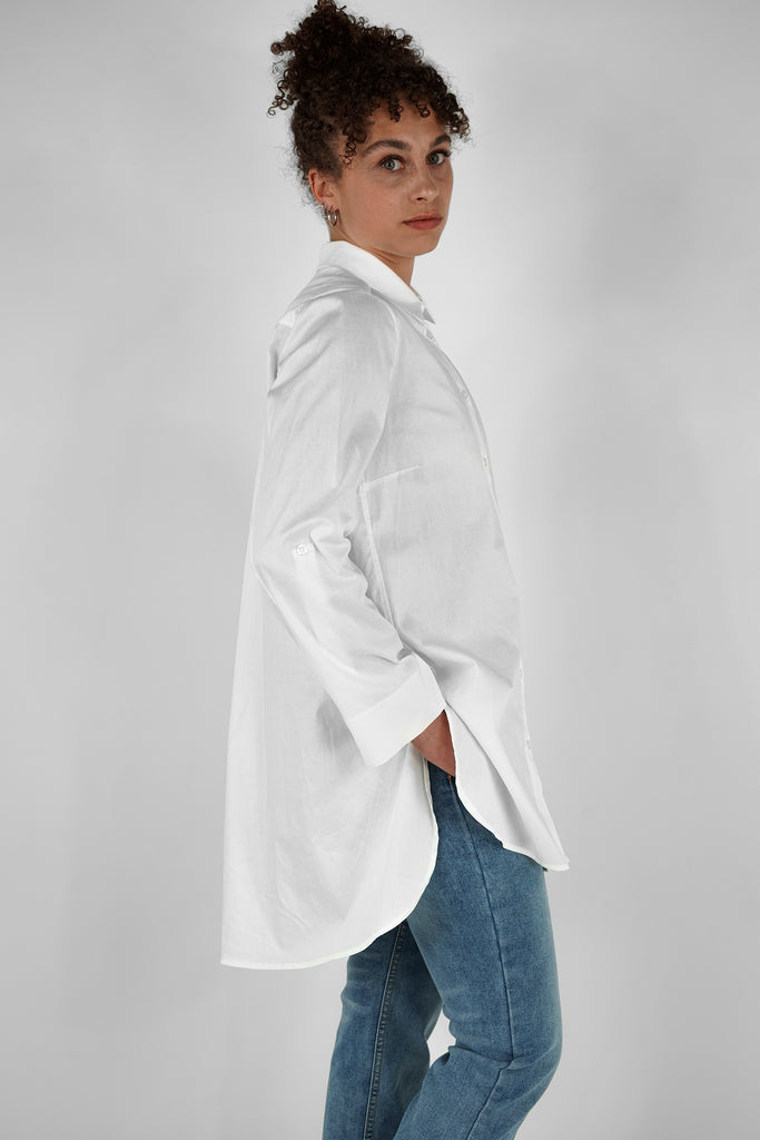 Long-Bluse mit Rückenfalte aus Baumwoll-Popeline in weiss.