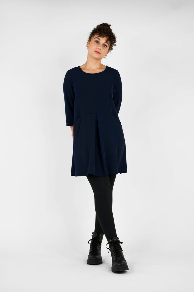 Mini-Kleid aus fliessender Qualität in dunkelblau.