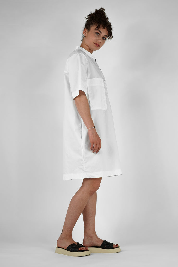 Popeline-Kleid mit Brusttaschen aus Papertouch-Cotton in weiß
