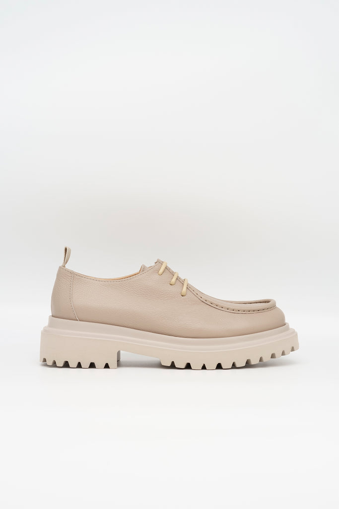 Schnürschuh mit Mokassin-Naht aus genarbtem Leder in beige