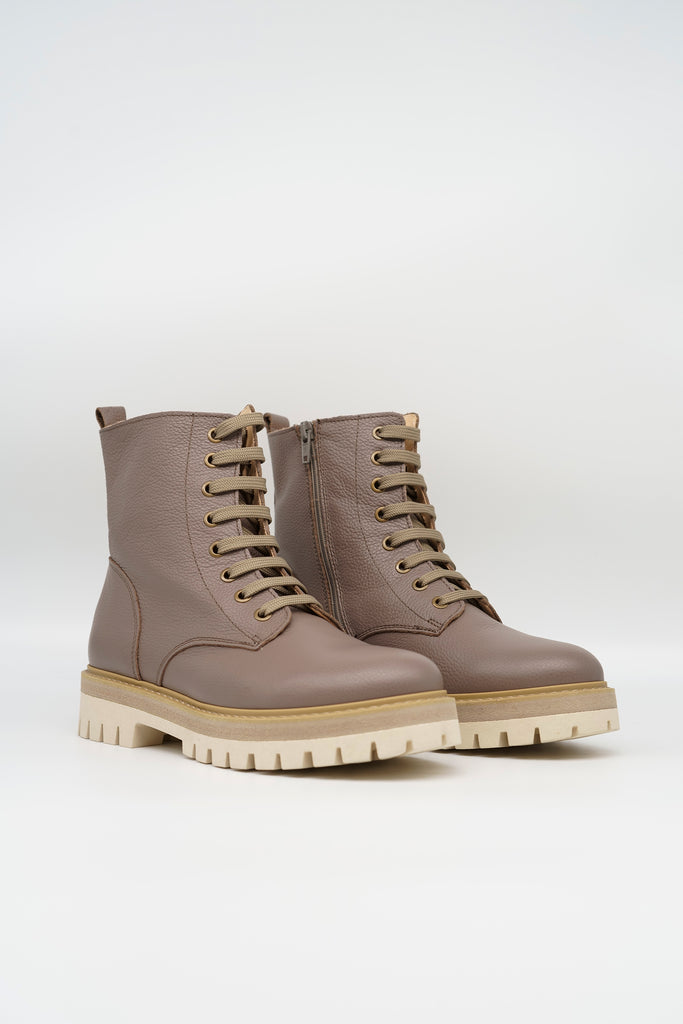 Schnürstiefel aus genarbtem Leder in taupe