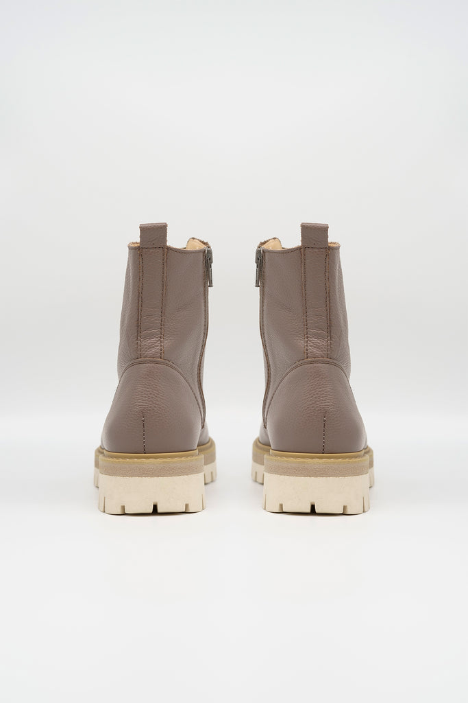 Schnürstiefel aus genarbtem Leder in taupe
