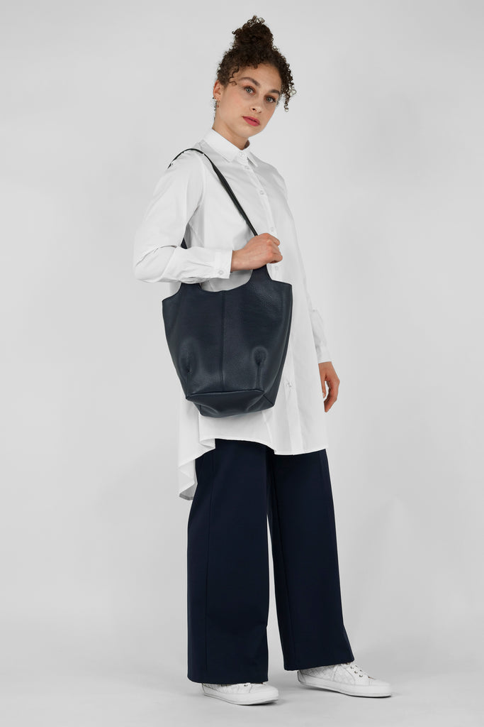 Shopper Maya aus genarbtem Leder in dunkelblau