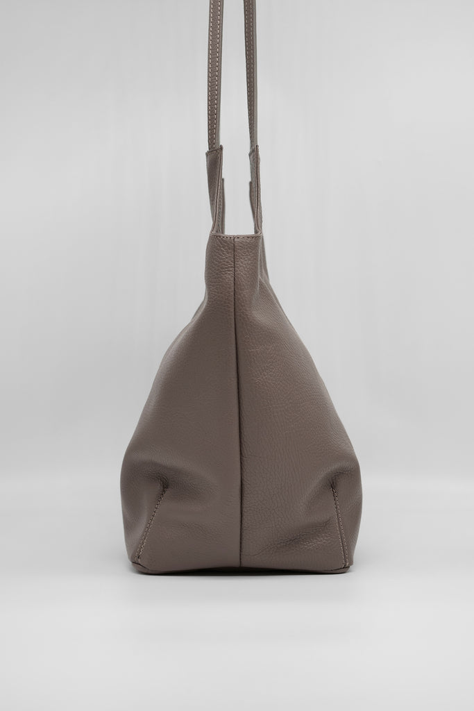 Shopper Maya aus genarbtem Leder in grau