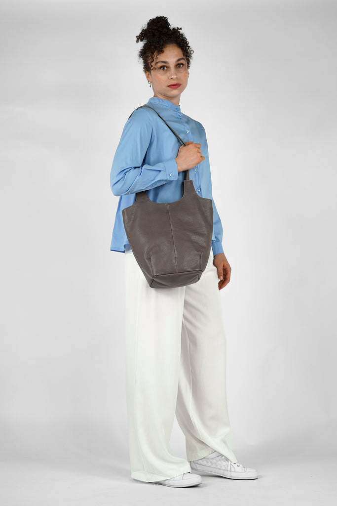Shopper Maya aus genarbtem Leder in grau