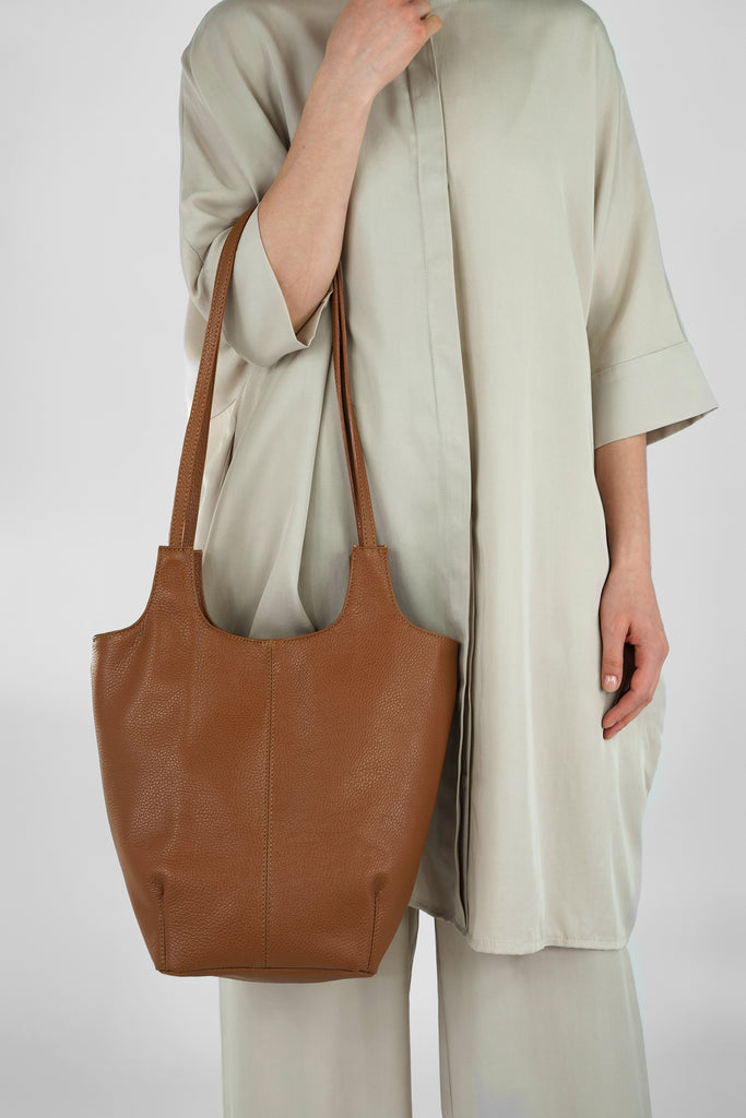 Shopper Maya aus genarbtem Leder in hellbraun