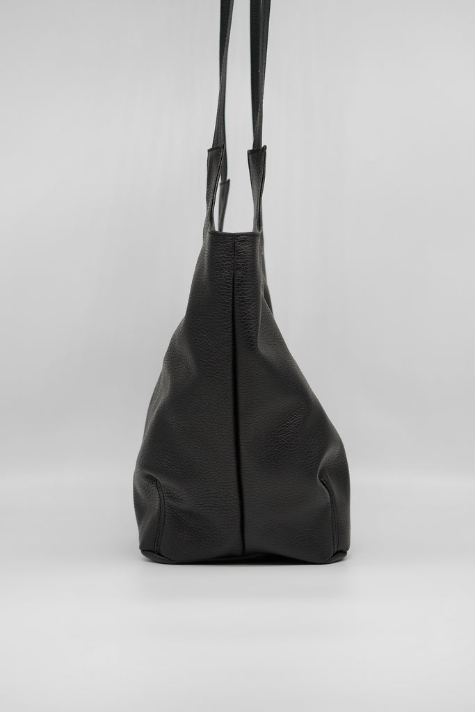 Shopper Maya aus genarbtem Leder in schwarz