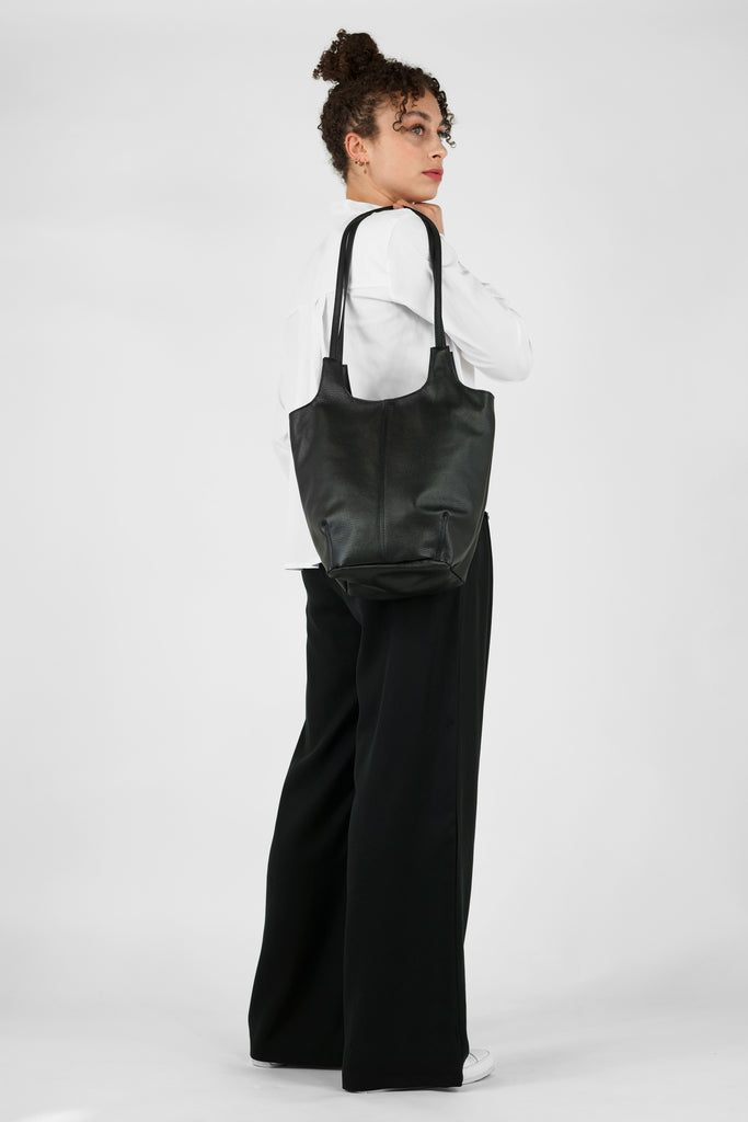 Shopper Maya aus genarbtem Leder in schwarz