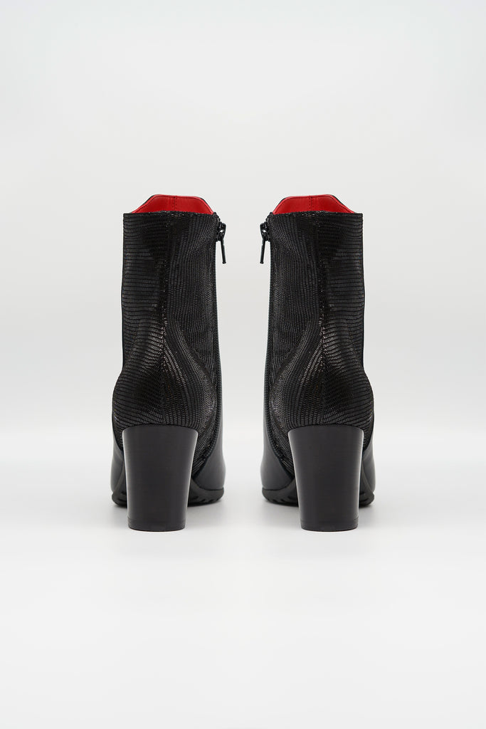 Stiefelette aus Leder im Material-Mix in schwarz