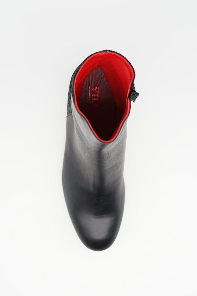 Stiefelette aus Leder im Material-Mix in schwarz