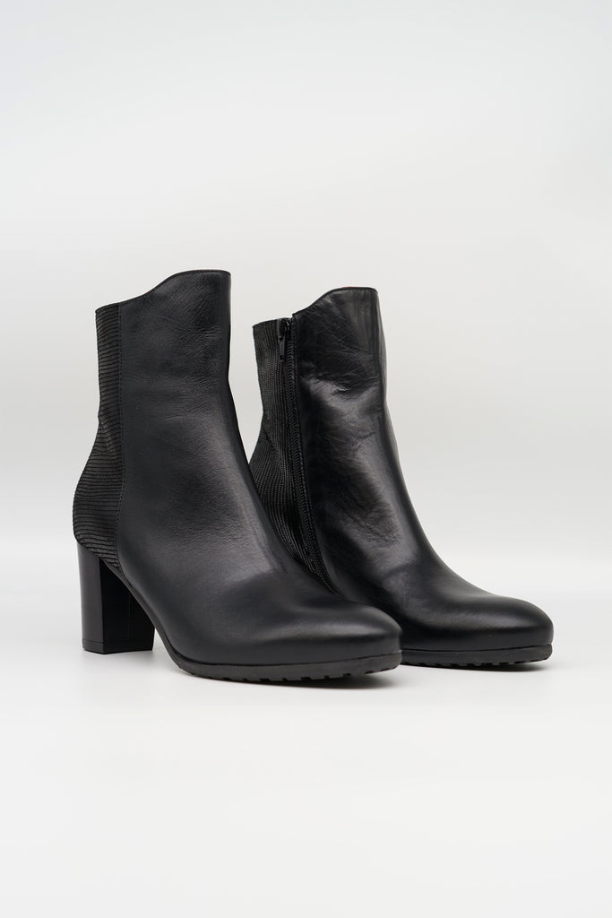Stiefelette aus Leder im Material-Mix in schwarz