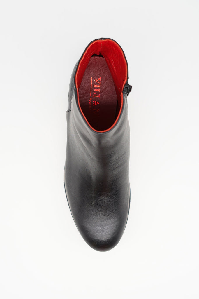 Stiefelette aus Nappaleder mit Kroko-Prägung in schwarz