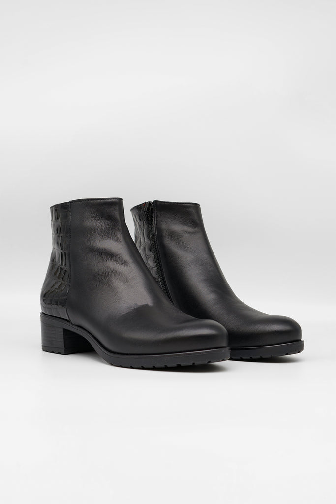 Stiefelette aus Nappaleder mit Kroko-Prägung in schwarz