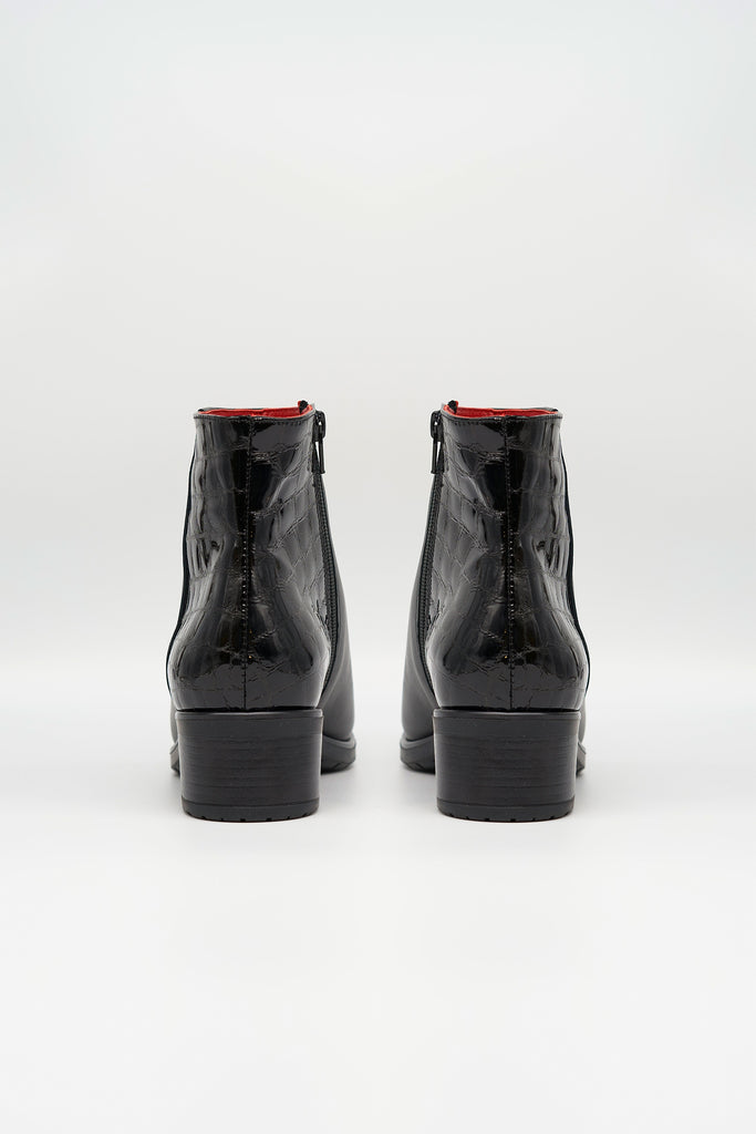 Stiefelette aus Nappaleder mit Kroko-Prägung in schwarz