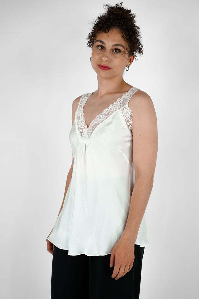 Top aus Viskosesatin mit Spitzenträgern in weiss
