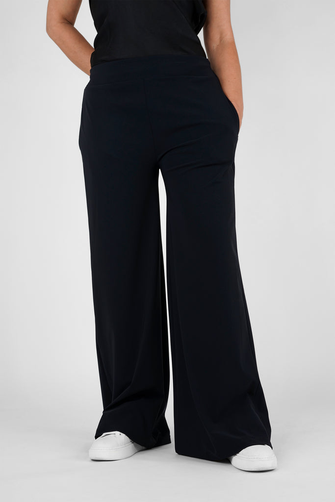 Weite Hose aus bi-elastischer Qualität in schwarz