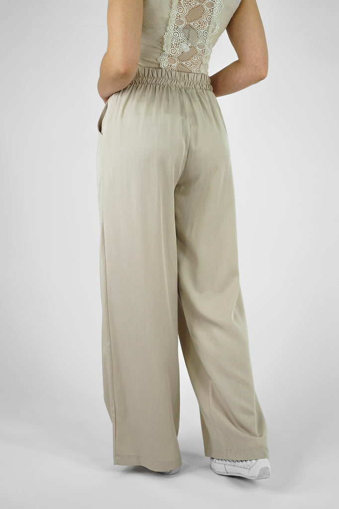 Weite Hose aus fliessender Tencel-Qualität in beige